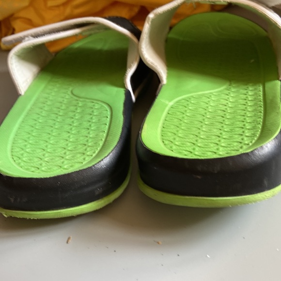Wings Super flip flops green black and white. See toes perfectly smooth no wear - Picture 2 of 6